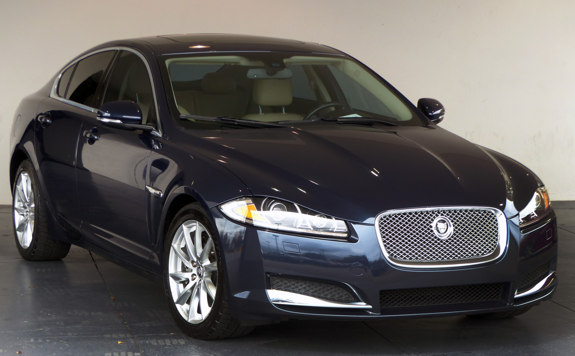 Ягуар машина страна. Jaguar XF 2012. Jaguar FX 2012. Ягуар XF 2005. Jaguar XF 2005.