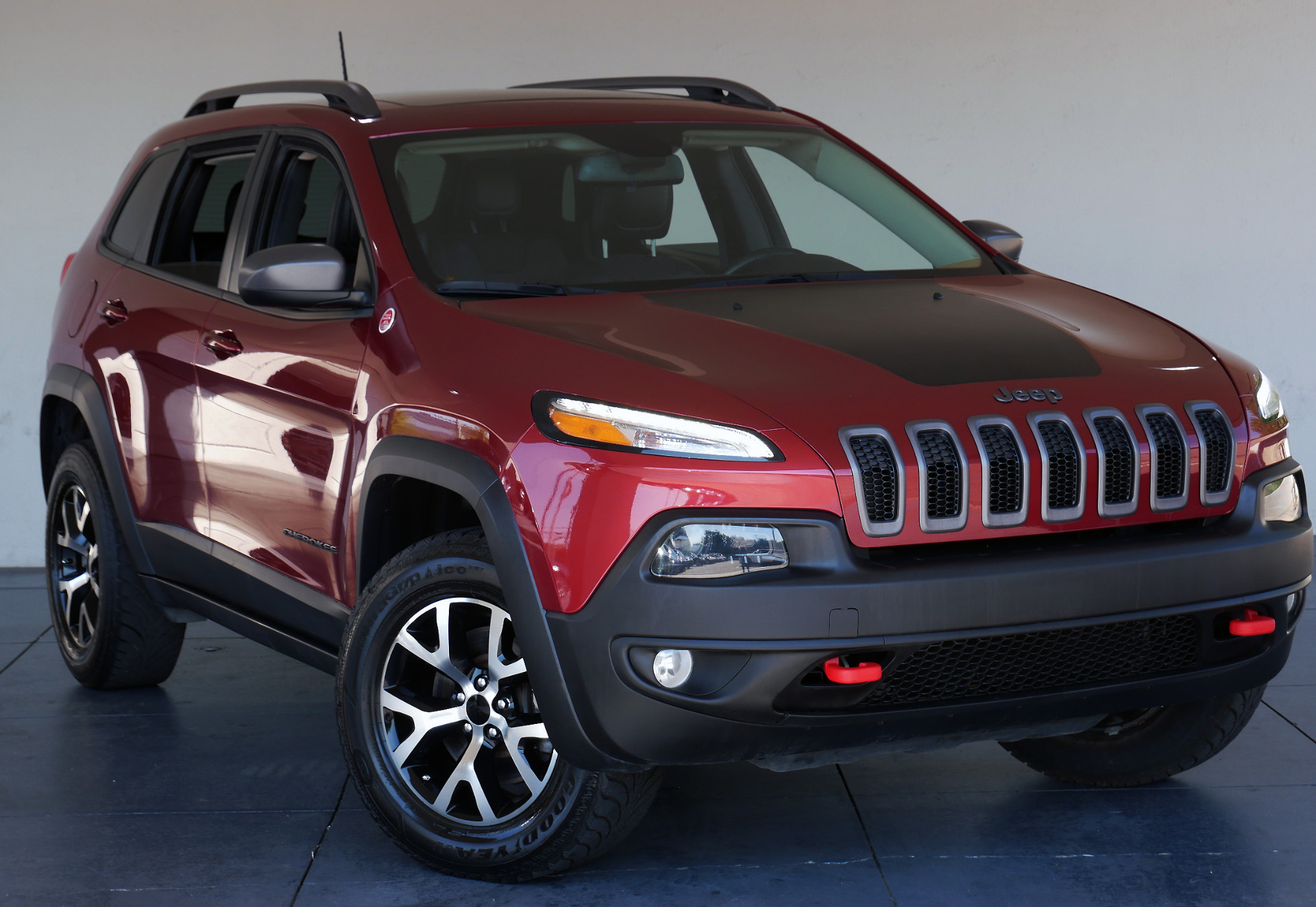 Jeep cherokee trailhawk. Jeep Cherokee Trailhawk 2016. Jeep Grand Cherokee Trailhawk 2014. Черный Jeep Cherokee Trailhawk 2014. Jeep Cherokee 5 Trailhawk.