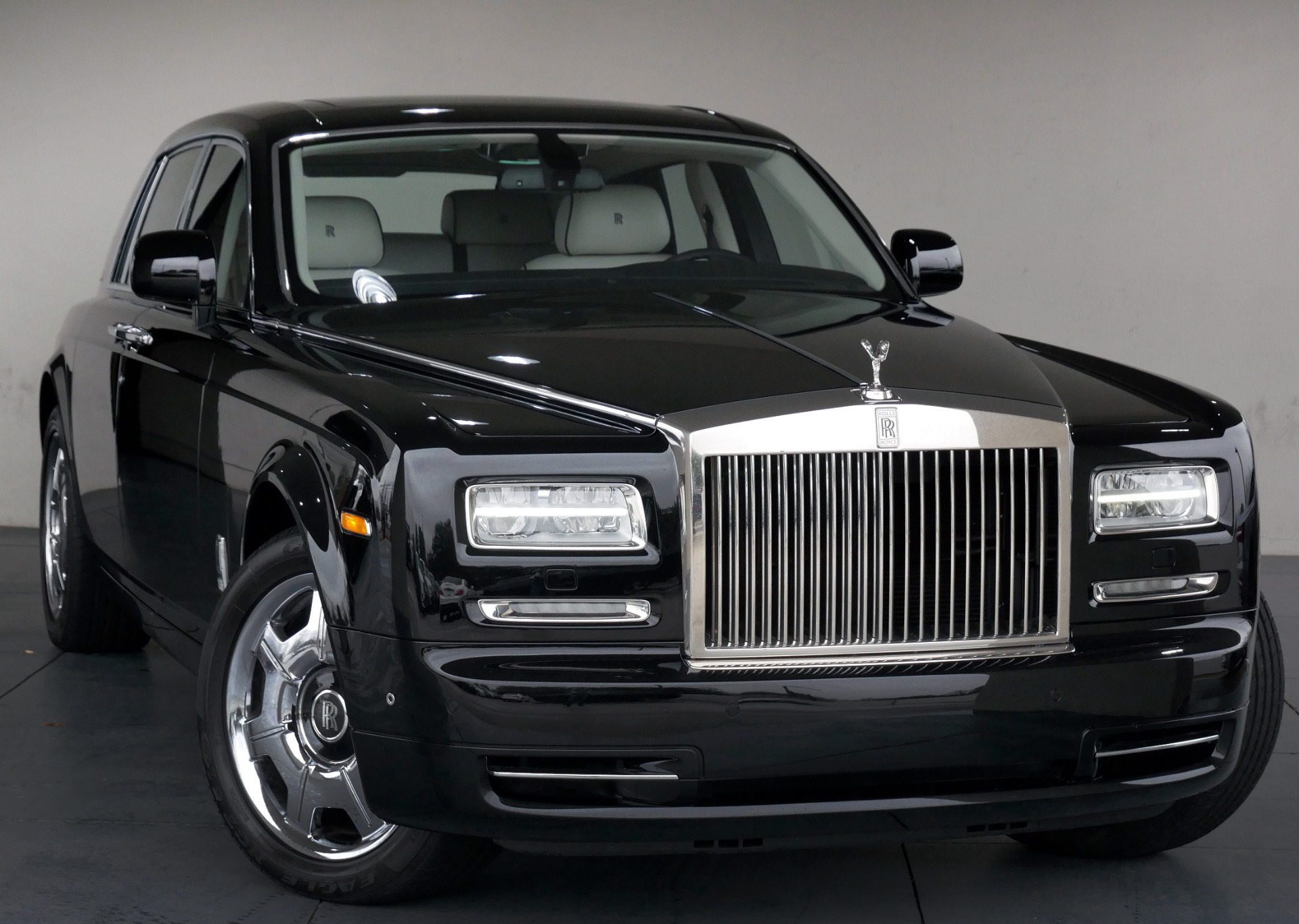 Роллс отзывы. Роллс Ройс Ленина. Rolls Royce Phantom 2013. Роллс Ройс 2002. Китайский Роллс Ройс Hongqi.